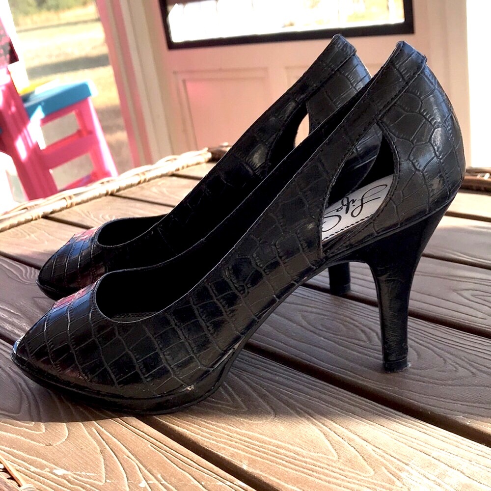 Brand New Life Stride Cutout peep toe pumps size 7.5M